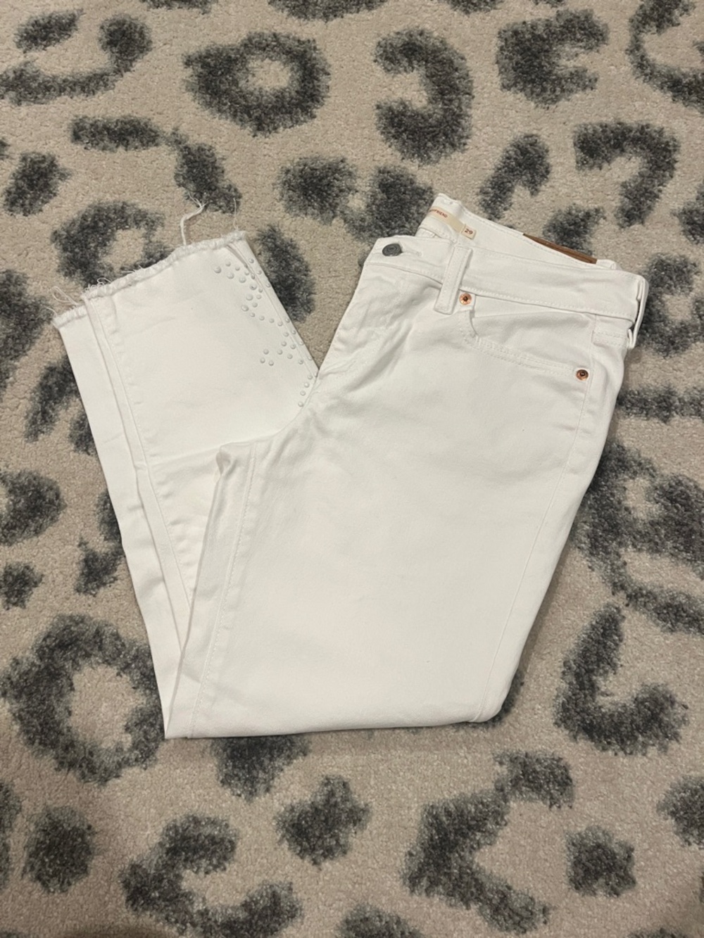 Women’s White Levi’s Cropped Frayed and Studded Size 29